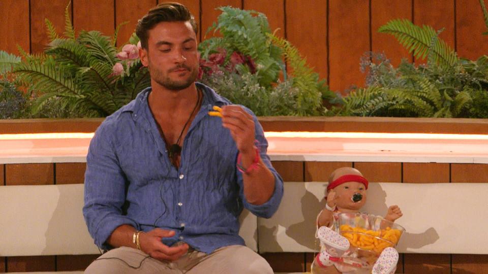 Davide got his baby to hold a bowl of crisps (ITV)