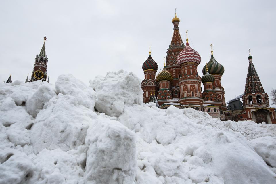 Así lucía la Plaza Roja hace 12 meses. Este año las autoridades han recurrido a la nieve artificial. (Foto: AP Photo/Alexander Zemlianichenko)