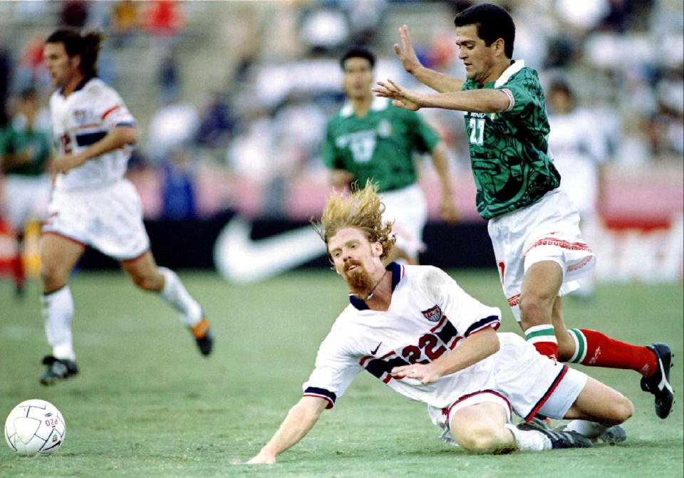 Actualmente, Carlos Hermosillo ocupa el quinto puesto como el máximo anotador de la Selección Mexicana con 35 tantos (Foto por Louis A. SPORT SOCCER)