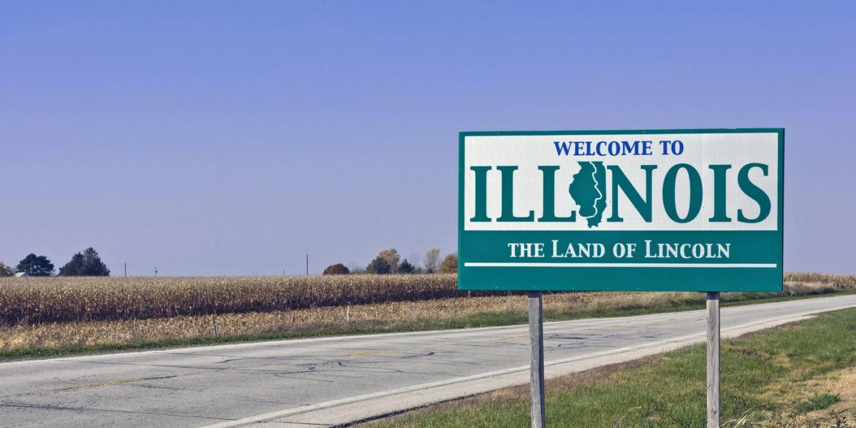 welcome to illinois sign on the side of a road