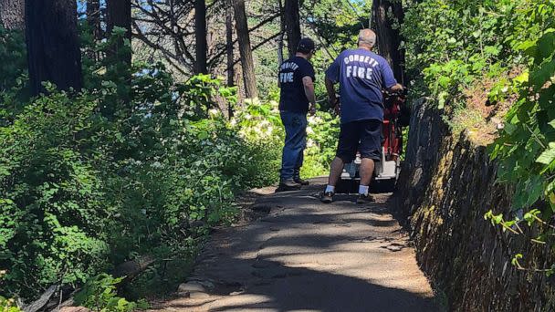 FOTO: Los bomberos responden a Multnomah Falls en Oregón, donde un excursionista se cayó de la carretera y murió, 1 de julio de 2023 (Departamento de Bomberos de Corbett)