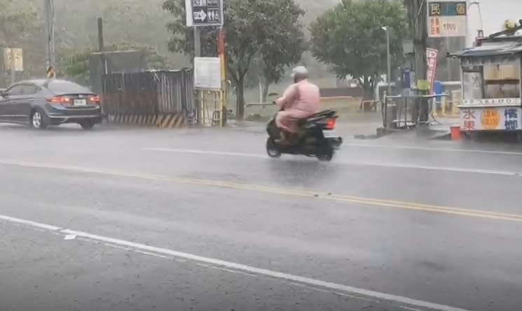 台灣連三天各地都有陣雨或雷雨發生。（圖／東森新聞）