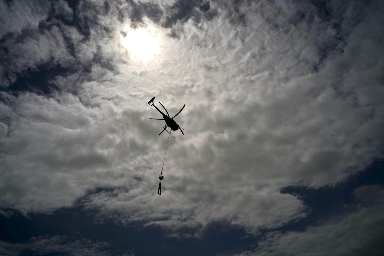 A Whitefish Energy Holdings helicopter on its way to repair power line towers in Barceloneta, Puerto Rico. (Photo: Ramon Espinosa/AP)