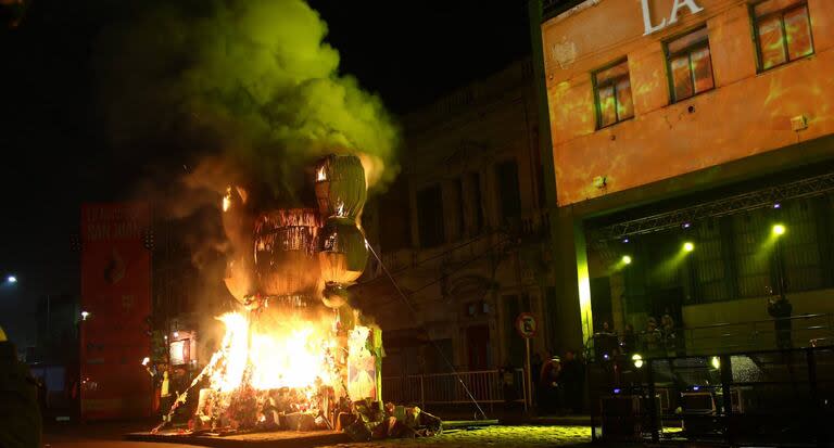 En la Argentina, durante la Noche de San Juan se suelen prender fogaratas en distintos puntos del país para quemar judas