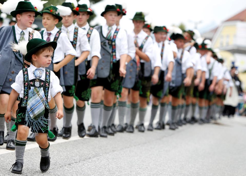 <p>Trachtenträger im bayerischen Murnau feiern das jährliche Gaufest der Oberländer Trachtenvereinigung. Als Gaufest wird das jährliche Treffen der 31 Vereine aus den Landkreisen Garmisch-Partenkirchen, Weilheim-Schongau und Bad Tölz–Wolfratshausen bezeichnet. (Bild: REUTERS/Michaela Rehle) </p>