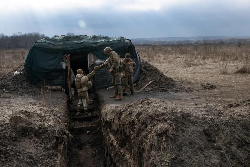 El humo a lo lejos despu&#xe9;s de un ataque militar ruso en cuanto la gente recog&#xed;a agua de un pozo despu&#xe9;s de perder la electricidad y el agua potable en Shchastia, Ucrania, el martes. (Tyler Hicks/The New York Times)