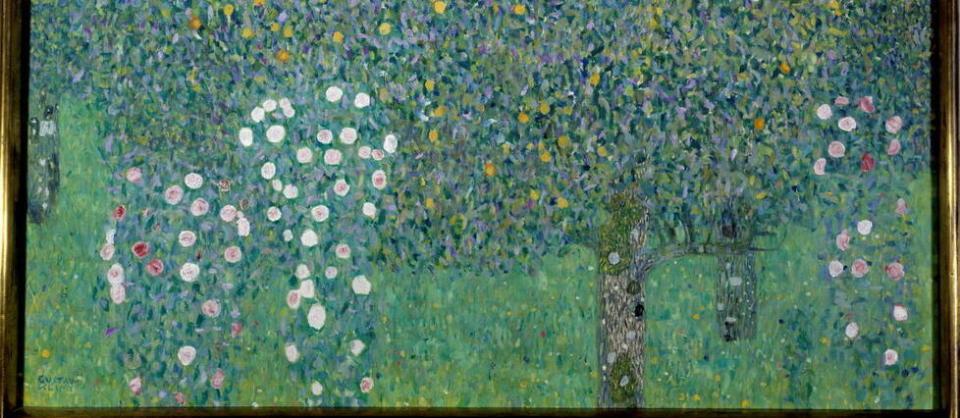 « Rosiers sous les arbres » (1905). Peinture de Gustav Klimt (1862-1918).
