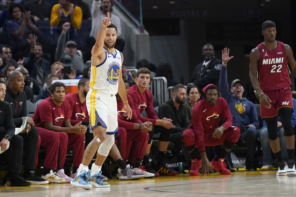 勇士浪花兄弟Stephen Curry與Klay Thompson本場比賽共投進12顆三分球。(AP Photo/Jeff Chiu)