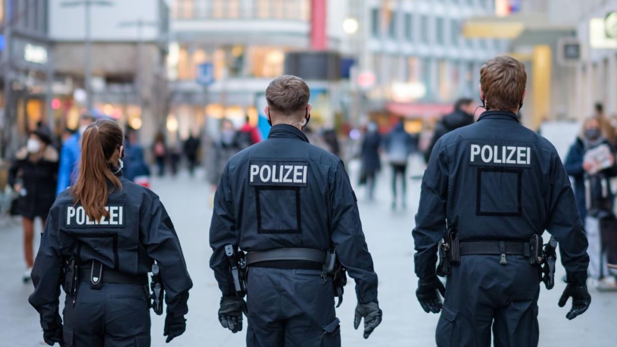 Polizisten kontrollieren die Einhaltung der Hygienevorschriften in der Innenstadt.