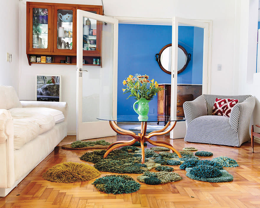 Each little mossy rug freely floats in this living room