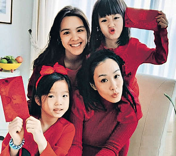 近年定居北京，獨自撫養三名女兒，大女Yasmeen已18歲，亭亭玉立，二女Jaden及三女Cayla則分別六歲及五歲。