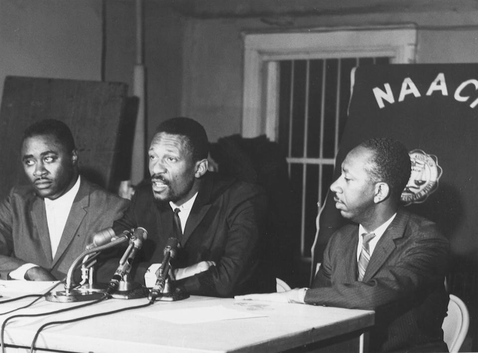 Boston Celtics legend Bill Russell, center, appears at meeting of the Boston branch of the NAACP. <a href="https://www.gettyimages.com/detail/news-photo/left-to-right-mr-kenneth-guscott-boston-celtics-player-bill-news-photo/158129197?adppopup=true" rel="nofollow noopener" target="_blank" data-ylk="slk:Hal Sweeney/The Boston Globe via Getty Images;elm:context_link;itc:0;sec:content-canvas" class="link ">Hal Sweeney/The Boston Globe via Getty Images</a>
