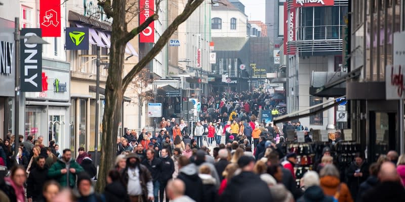 Passanten gehen während des verkaufsoffenen Sonntags durch die Innenstadt.<span class="copyright">Daniel Bockwoldt/dpa</span>