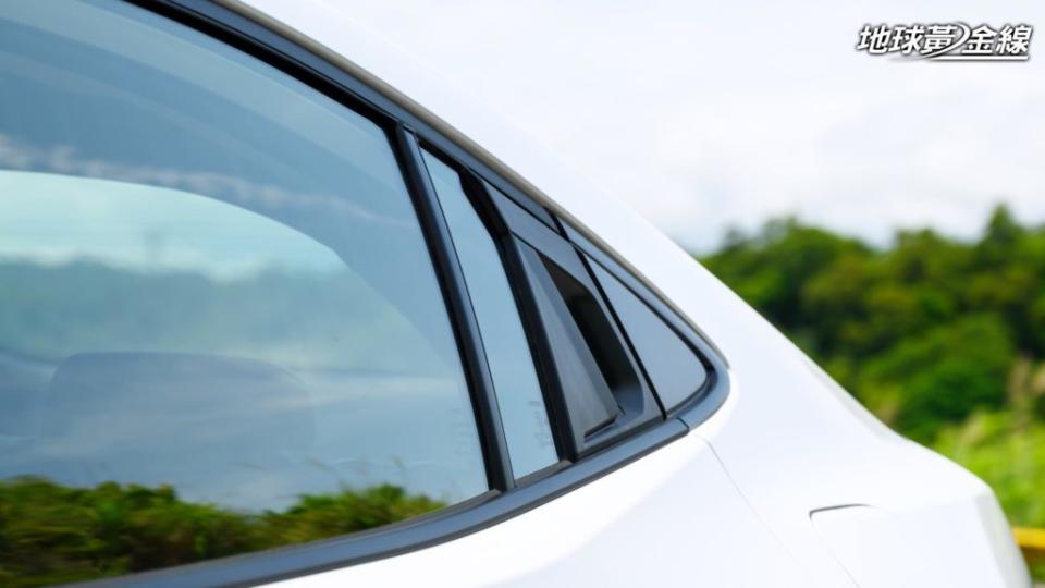 隱藏式後車門把手可以為Prius PHEV創造類似四門跑車的視覺感受。(攝影/ 林先本)
