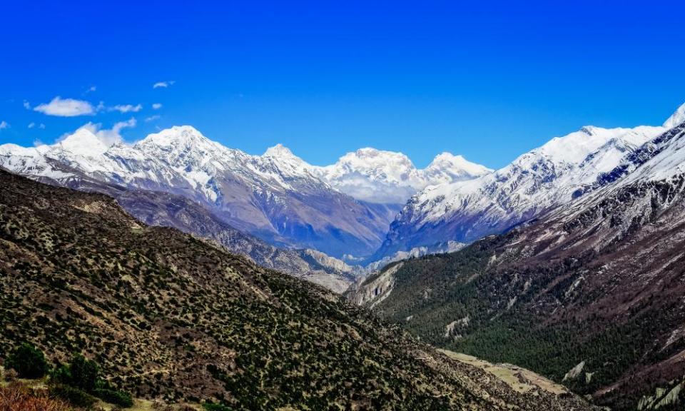 Himalayas mountain valley view with white mountain peaks.