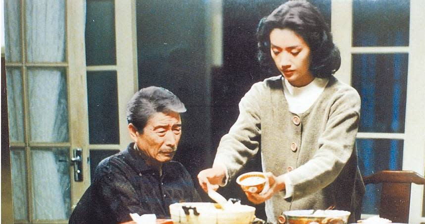 1994年上映的《飲食男女》，描述90年代台北都會的兩代關係，刻劃出家庭親情及世代隔閡，由李安執導，郎雄（左）、吳倩蓮（右）主演。（圖／報系資料照）