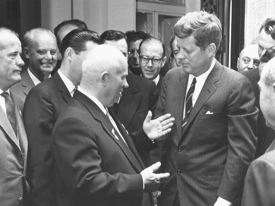 <p><span>Ebenfalls ein Gipfeltreffen der besonderen Art gab es am 3. und 4. Juni 1961 in Wien. John F. Kennedy (Präsident der Vereinigten Staaten) und Nikita Chruschtschow (Regierungschef der Sowjetunion sowie Parteichef der KPdSU) kamen zusammen, um die Spannungen zwischen den Supermächten des Kalten Krieges zu verringern. Das Treffen blieb jedoch ohne direkte Wirkung, hatte aber hohen symbolischen Charakter. Indirekt machten die beiden Staatschefs einander klar, dass sie bereit gewesen wären, in der schwelenden Auseinandersetzung bis zum Äußersten zu gehen. (Bild-Copyright: U. S. Dept. of State/John Fitzge/ddp images)</span> </p>