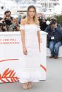 Den Sommer nach Cannes brachte Schauspielerin Margot Robbie mit - in einem weißen Off-Shoulder-Kleid mit zarten Spitzen-Details, silbernen Sandaletten und seitlichen Zöpfen im offenen Haar. Très chic!