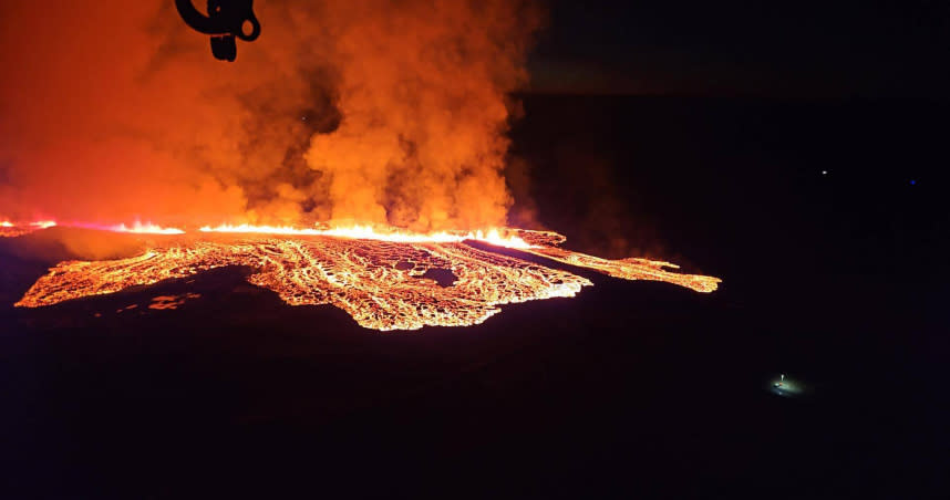 冰島西南部一座火山於14日噴發，岩漿隨著地面裂縫流向附近漁村。（圖／翻攝自臉書／Almannavarnadeild ríkislögreglustjóra）