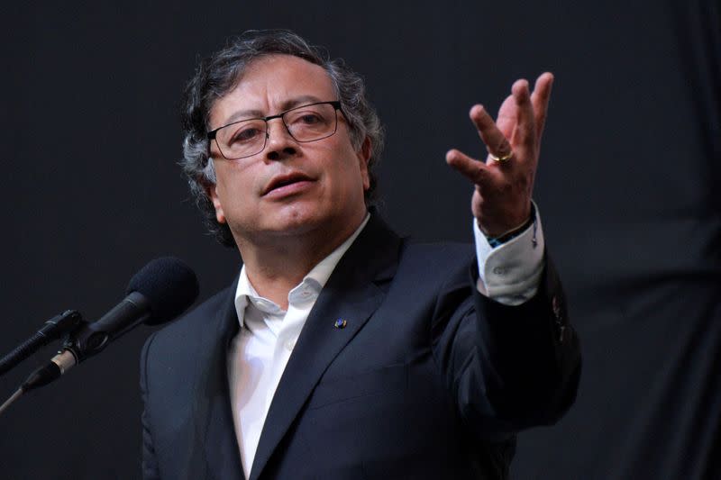 Foto de archivo. El presidente de Colombia, Gustavo Petro, habla durante un evento con los negociadores de paz del Gobierno y del Ejército de Liberación Nacional (ELN), en Bogotá