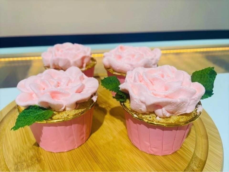 《圖說》JIAMI呷米友善餐廳推出母親節活動，只要帶著媽媽在5月6至 11號來店用餐，即加贈火龍果鮮奶杯子蛋糕。〈農業局提供〉