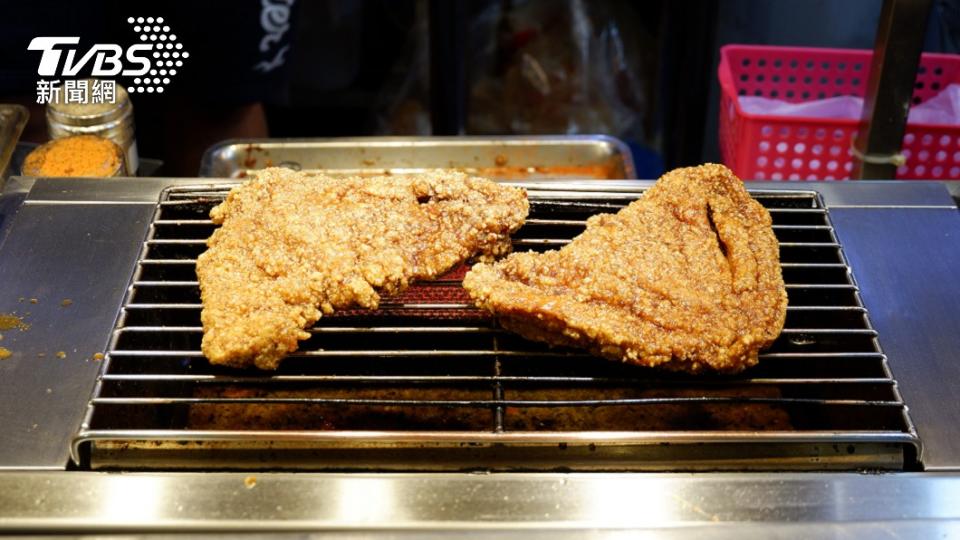 雞排是許多人心目中的平民美食。（示意圖／shutterstock 達志影像）