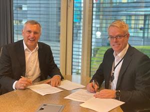 Norske Skog's CEO, Sven Ombudstvedt and Statkraft's EVP Markets, Hallvard Granheim signing the new power agreement.