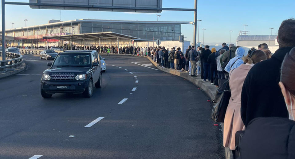 Long queue outside Sydney Airport