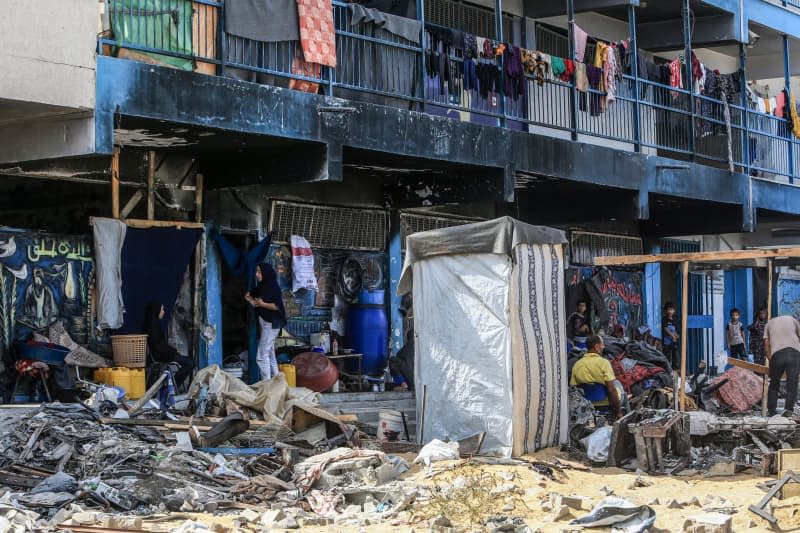 Displaced Palestinians can be seen in a United Nations (UNRWA) school after the withdrawal of the Israeli army. Most educational and health facilities were destroyed, as noted by the European Union, which also warned of worsening humanitarian conditions due to the fierce battles between Israel and Hamas. Abed Rahim Khatib/dpa