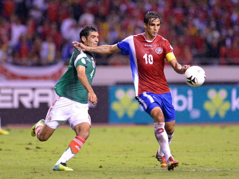 Costa Rica's Bryan Ruiz (R) controls the ball during a World Cup qualifier match at the Nacional stadium in San Jose, on October 15, 2013