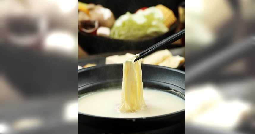「招牌湯葉鍋」是日本京都料理的獨有吃法，極具特色。（400元／鍋物套餐）（圖／于魯光攝）