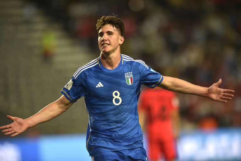 El festejo de Cesare Casadei, autor del primer gol de Italia en el triunfo por 2-1 sobre Corea del Sur