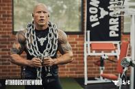 <p>El ex jugador de fútbol americano <a href="https://peopleenespanol.com/celebridades/dwayne-the-rock-johnson-sorprende-en-prueba-a-ciegas-tequila-teremana/" rel="nofollow noopener" target="_blank" data-ylk="slk:tiene su propia marca de tequila;elm:context_link;itc:0;sec:content-canvas" class="link ">tiene su propia marca de tequila</a> y está casado con la cantante <strong>Lauren Hashian</strong>. Por encabezar su próxima película <em>Red Notice, </em>de Netflix, recibió $23.5 millones. Johnson también ha tenido éxito con su línea de ropa y calzado Project Rock, bajo la marca deportiva Under Armour.</p>