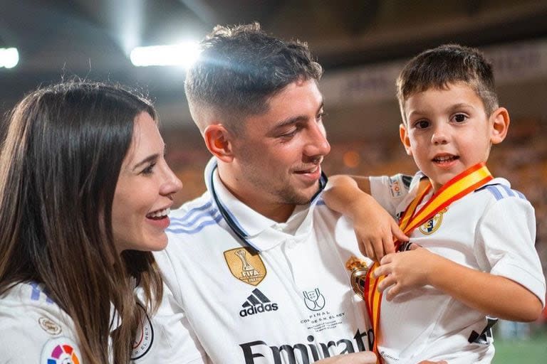 Federico Valverde, Mina Bonino y su hijo Benicio