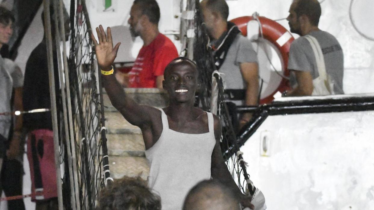 Die Migranten gehen im Hafen von Lampedusa von Bord der «Open Arms». Foto: Salvatore Cavalli/AP