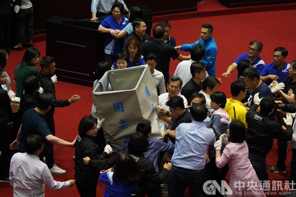 立法院會17日將進行監察院人事同意權案投票，但上午9時會議開始後，國民黨立委將議場中央的圈票處、票匭推倒，與民進黨立委爆發拉扯。(中央社)