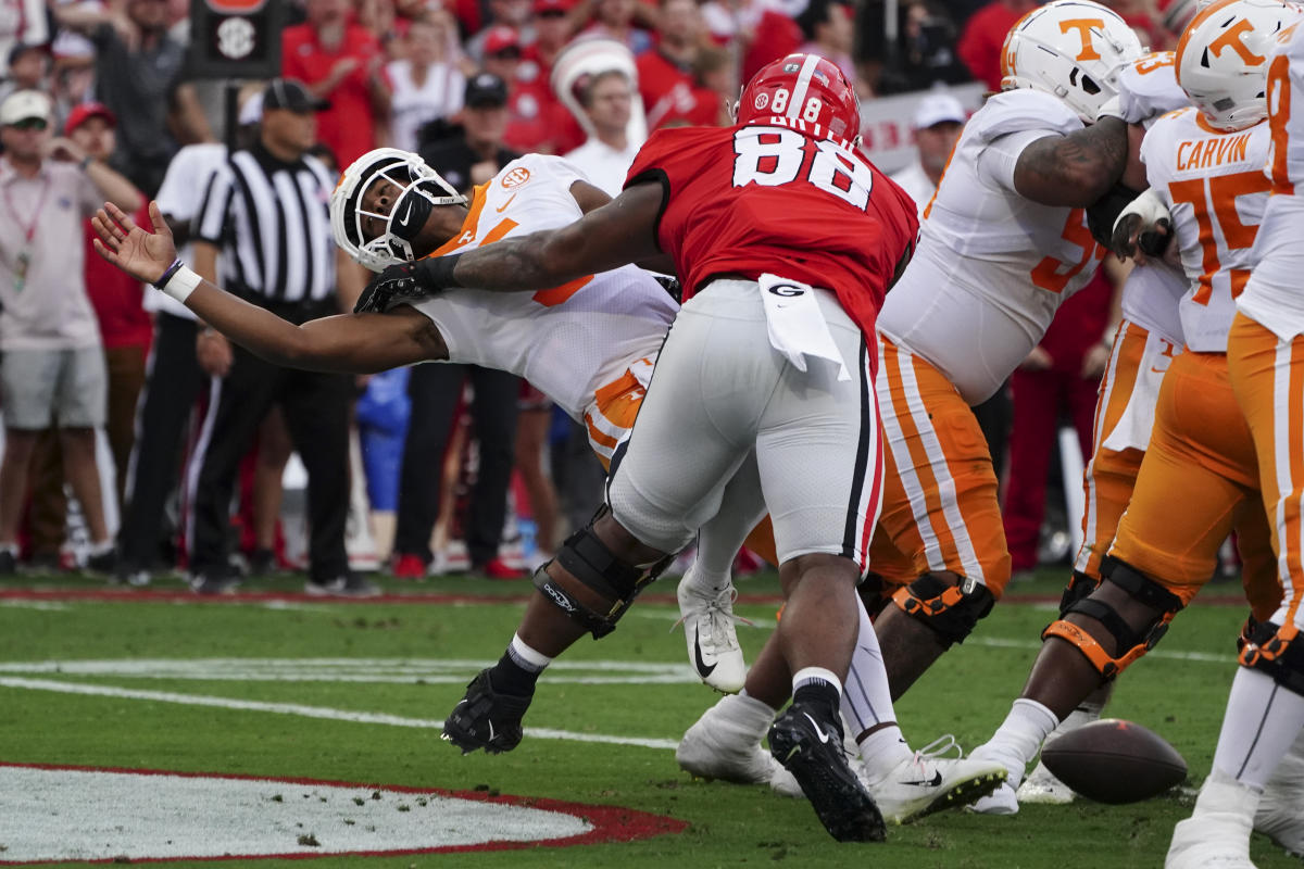 No. 3 Georgia makes statement with dominant 27-13 win over No. 1 Tennessee