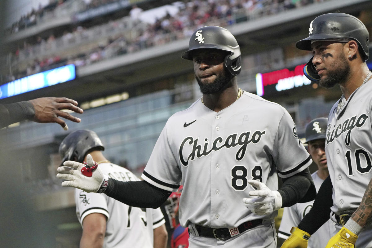 Luis Robert shows off all tools in White Sox win