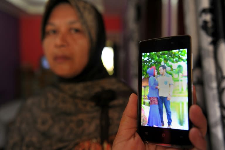 Yusra Fitriani's mother shows a pre-wedding portrait photo of her daughter and groom == festivities turned to mourning after the groom died in a quake