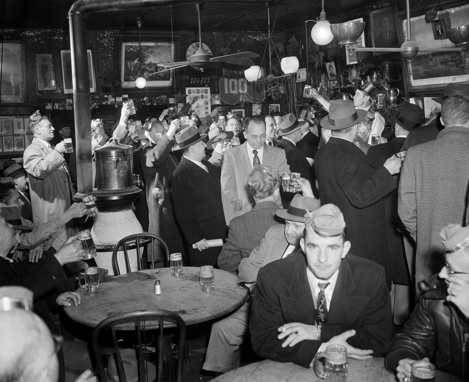 McSorley’s Old Ale House, 1954. (AP Photo/John Rooney)