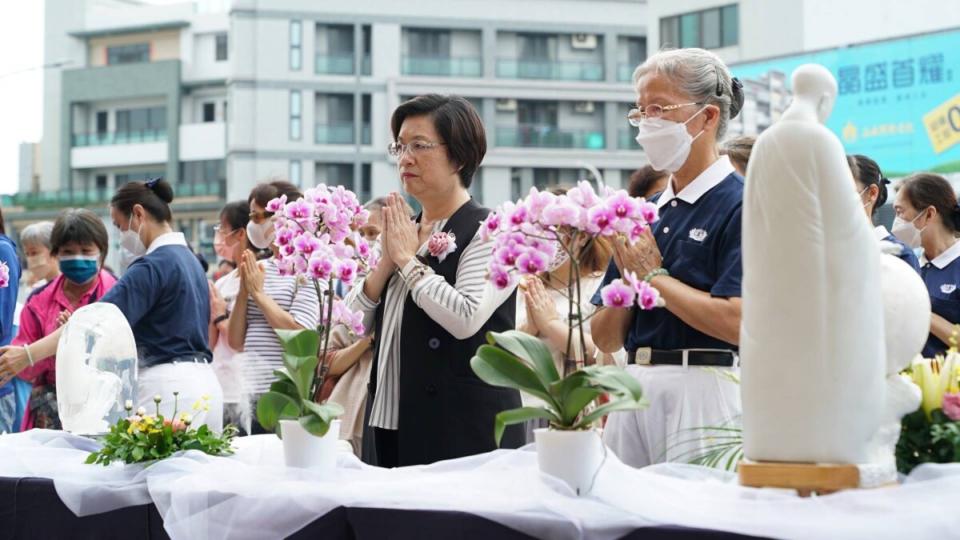 ▲5月12日是浴佛節，是佛誕節、母親節，也是全球慈濟日，更是鹿港鎮年度龍舟大賽「龍王祭典」，彰化縣長王惠美在繁忙中，仍專程撥冗蒞臨現場給予祝福。（鹿港鎮公所提供）