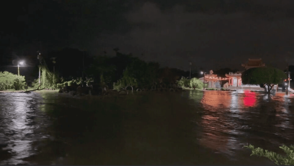 台南白河區因大雨影響淹水，有民眾因此受困。