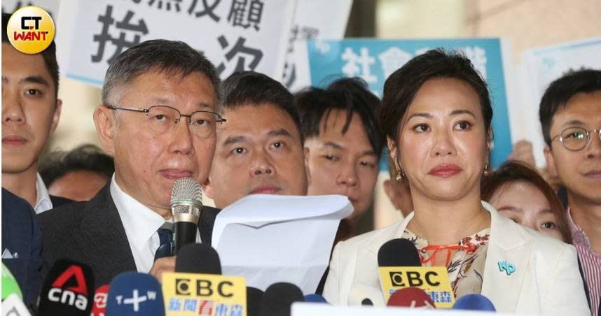 民眾黨總統參選人柯文哲與副手吳欣盈，今上午11時7分抵達中央選舉委員會登記參選。（圖／趙世勳攝）