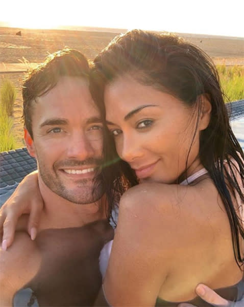 thom-evans-nicole-scherzinger-pool-snap