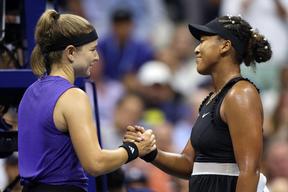 NEW YORK, NY - 29 AUGUSTUS: Karolina Muchova (L) uit Tsjechië schudt Naomi Osaka uit Japan de hand na hun wedstrijd in de tweede ronde van het damesenkelspel op dag vier van de US Open 2024 in het USTA Billie Jean King National Tennis Center in augustus 29, 2024.in de wijk Flushing in Queens, New York. (Foto door Luke Hales/Getty Images)