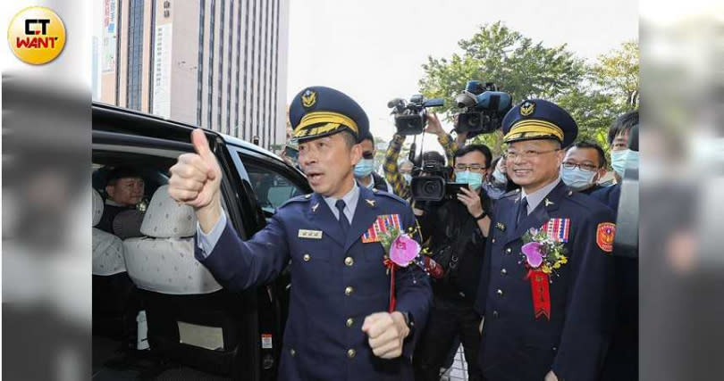 黃明昭送劉柏良上車，劉柏良對著媒體豎起大拇指稱讚。（圖／宋岱融攝）