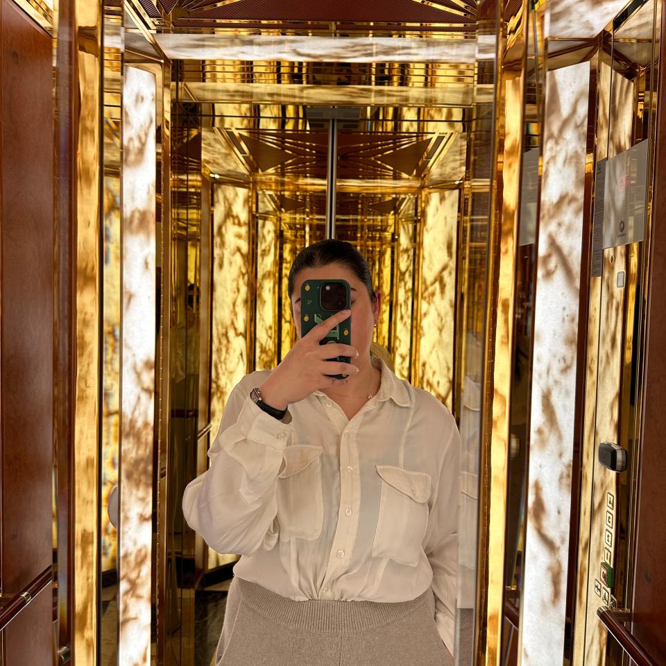 Author Priya Raj taking a mirror selfie in the lift at Grand Resort Bad Ragaz