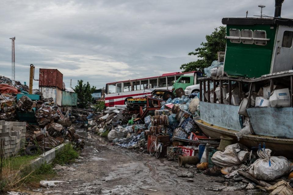 Trash piled up on Thilafushi (Getty Images)