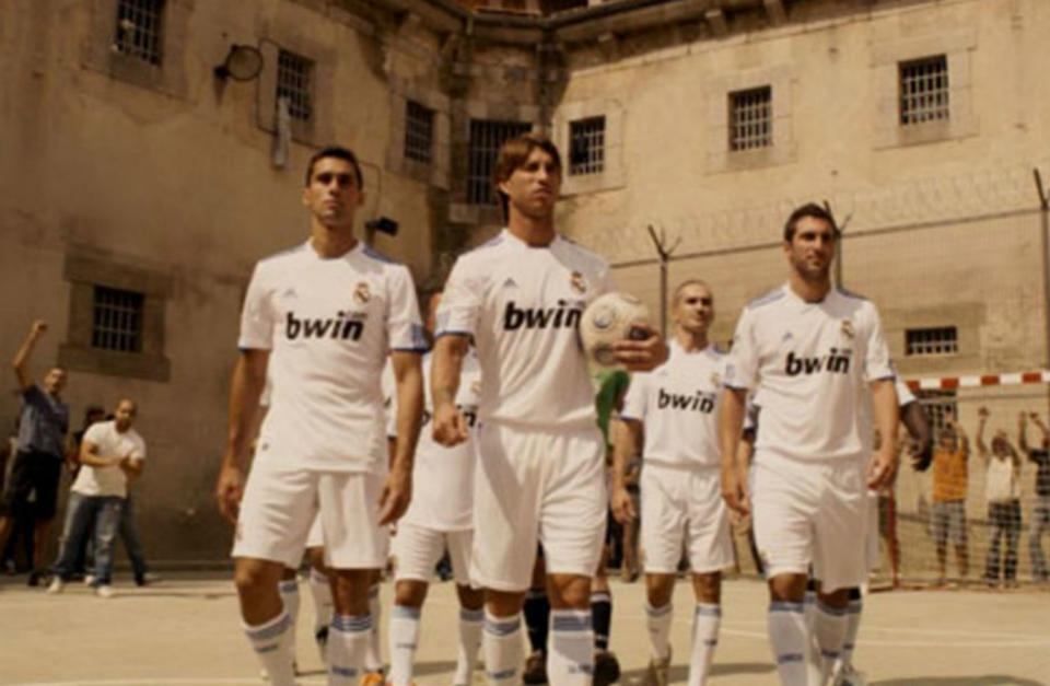 <p>En la siguiente película de la saga de ‘Torrente’ vimos a Sergio Ramos, Álvaro Arbeloa, Gonzalo Higuaín y Raúl Albiol con sus camisetas del Real Madrid enfrentándose al equipo de fútbol que el protagonista había creado en la cárcel en la que estaba. (Foto: Amiguetes Entertainment / Antena 3 Films / Canal + España). </p>