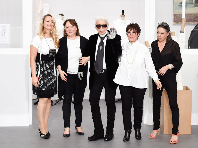 <p>Mit dem traditionsreichen Modehaus Chanel in der Rue Cambon hat Lagerfeld einen Vertrag auf Lebenszeit. Sehr geschickt, denn so liegt es letztendlich an ihm, wann er in den Ruhestand geht. Wobei dieses Wort und sein Name wohl unmöglich zeitnahe zusammen in einem Satz vorkommen werden. Seit über 60 Jahren ist Lagerfeld im Modegeschäft und wird es wohl noch eine Weile bleiben. (Bild: Getty Images)</p>